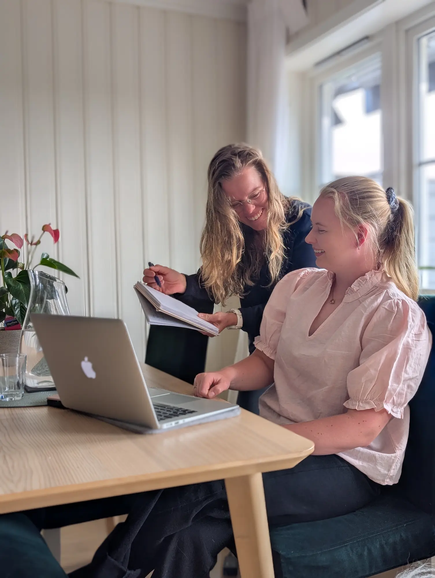 Mathilde Kronborg og Kristine Gjulem arbeider sammen med faglige notater